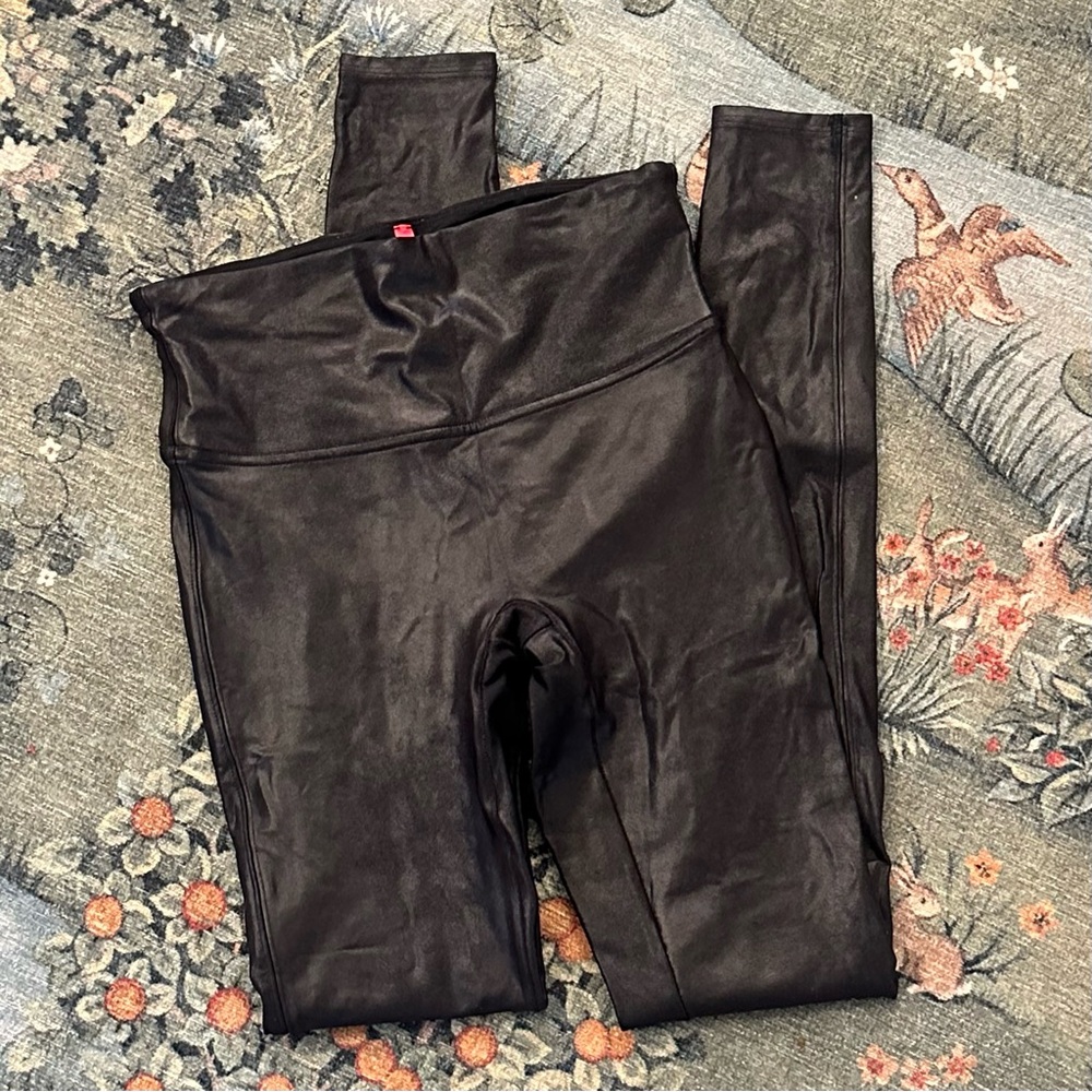 ✨ Black Shiny/Faux-Leather Leggings by Spanx!